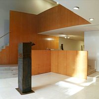 Entrada a la galería durante la exposición "Carapaces" de Etienne Krähenbühl