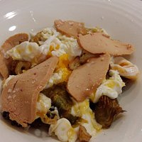 Huevos estrellados con alcachofas y foie