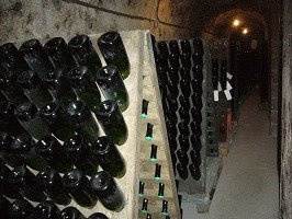 Galerie de pupitres en cave.