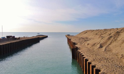 Il canale dei pescatori che sfocia nel mare di Ostia