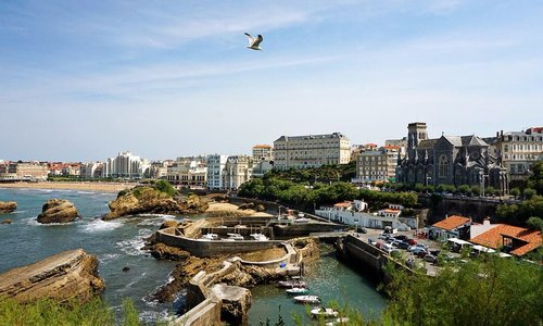 Premier plan: Port des pêcheurs. Arrière plan: Grand plage de Biarrtiz