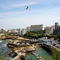 Premier plan: Port des pêcheurs. Arrière plan: Grand plage de Biarrtiz