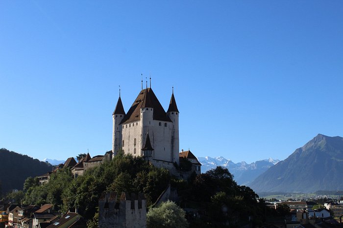 Schloss Thun - Intakt erhaltener Prachtturm aus der Zeit um 1200 in beindruckender Landschaft