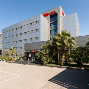 Ibis Valencia Bonaire in Aldaia, image may contain: Restaurant, Person, Interior Design, Car Dealership