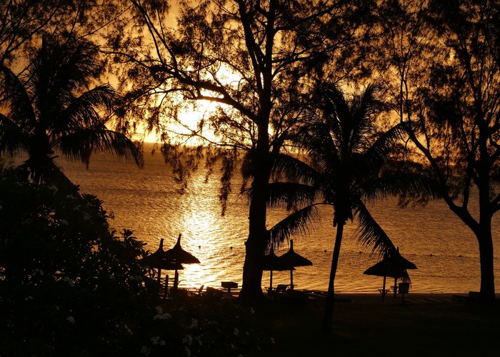 Coucher de soleil sur le lagon, plage du club Med