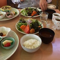 ランチプレートと、食べ放題の野菜サラダバー