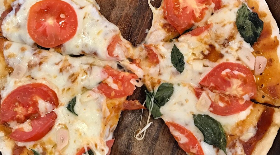 Pizza Margherita avec basilic frais!