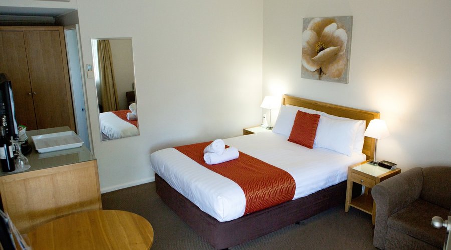Deluxe Queen room (ground level)