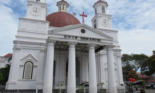 Fasad depan gereja Blenduk