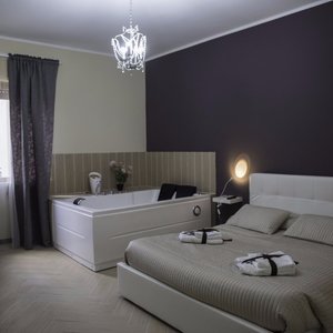 Letto con accanto la Jacuzzi a due posti