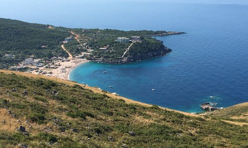 Il mare più bello di tutta l'Albania ,spiagge attrezzate con lettini e ombrelloni di paglia circ
