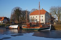 Der Friedhof an der deich Kirche. - Picture of Deichkirche Carolinensiel,  Wittmund - Tripadvisor