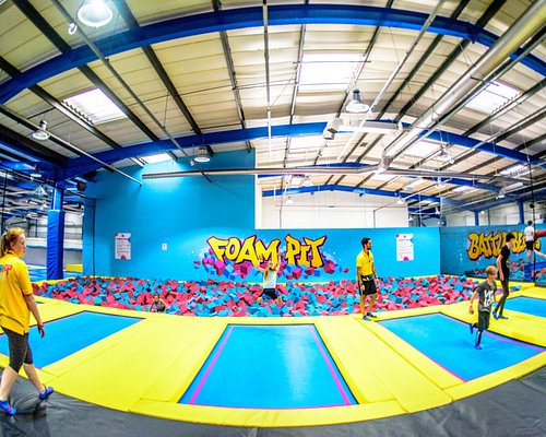 https://dynamic-media-cdn.tripadvisor.com/media/photo-o/0e/6e/c7/e3/airhop-trampoline-park.jpg?w=500&h=400&s=1