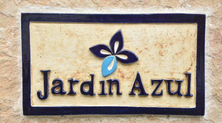 Main entrance sign / Aviso en la fachada