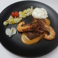 Filet de canette aux gambas, salsifis meunière et émulsion de panais.