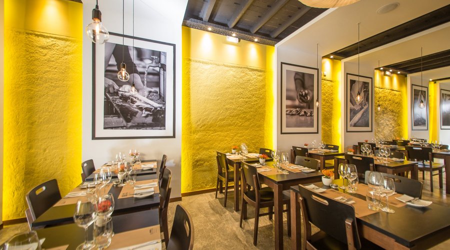 Main dinning room and open kitchen - Santa Maria Restaurante