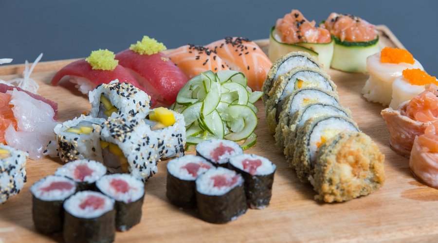 Sushi is prepared from scratch and for all to see in the open Sushi Bar - Sushi feito no momento