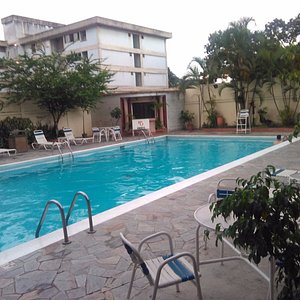 Vista de la piscina del hotel.