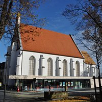 Kamenz-Information mit der Sakralkirche St. Annen/ Sakralmuseum im Hintergrund