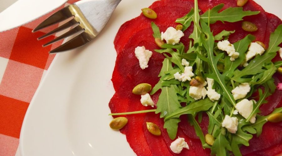 Carpaccio z pieczonego buraka z rukolą i serem feta