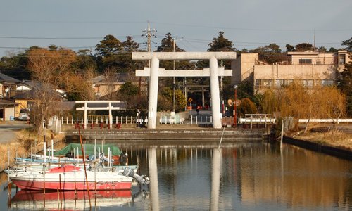河岸から一の鳥居を見る