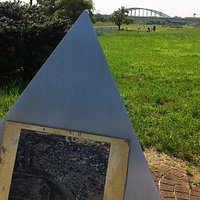 多摩川岸辺にひっそりと佇んでいます。記念モニュメント。