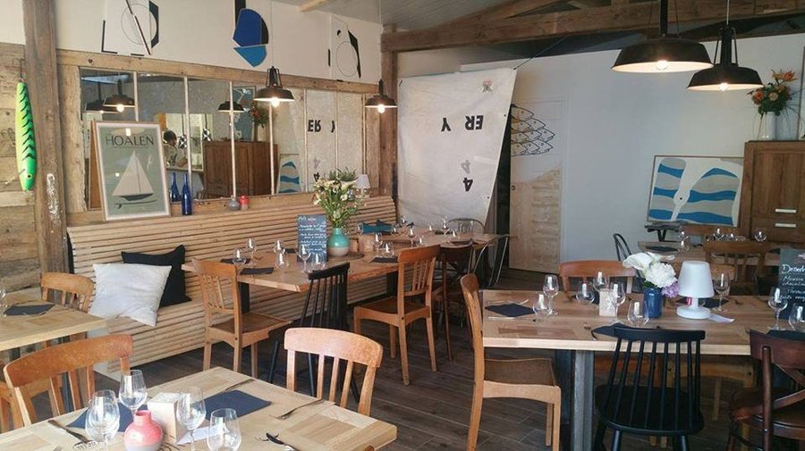 Salle de restaurant de plein pied. Réservation recommandée au 02.96.555.882