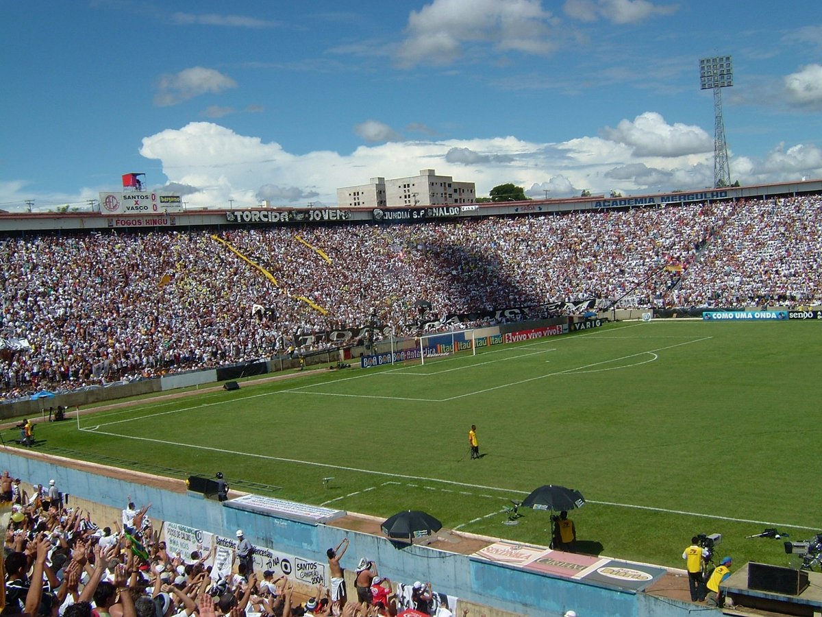 Assistir futebol, torcer para times, ir a estádios, é considerado