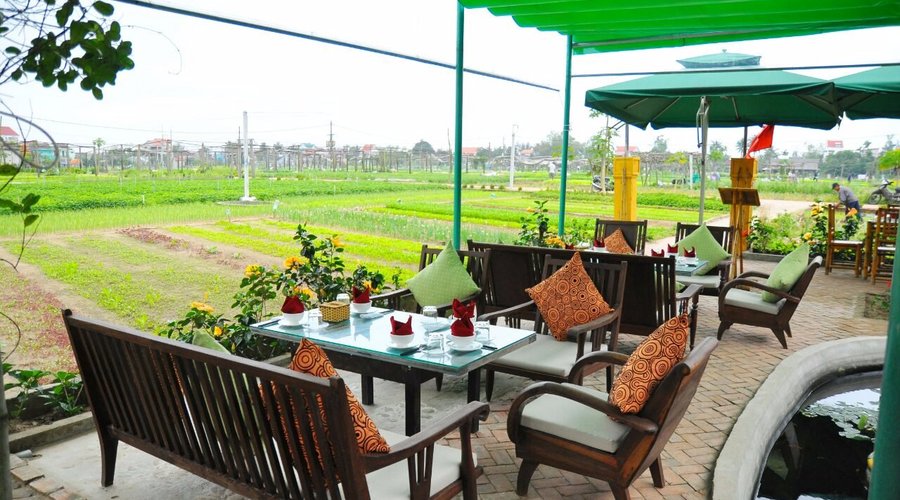 Tra Que Garden seating