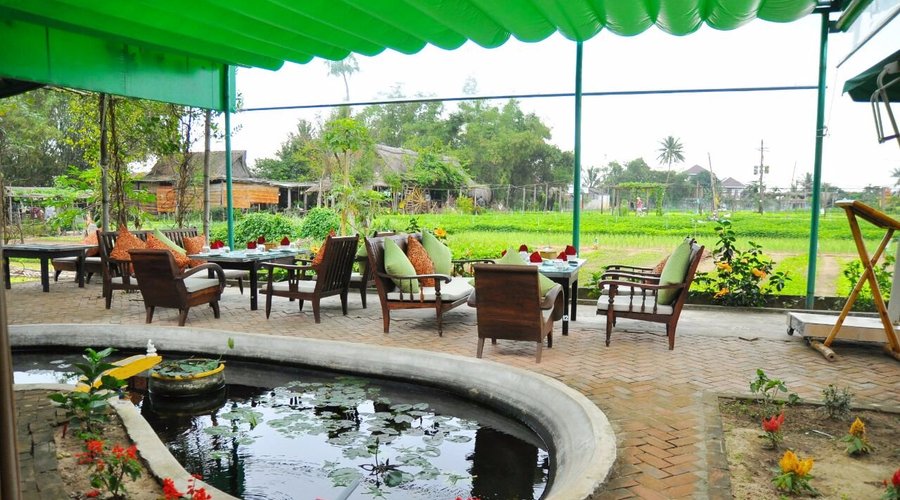 Tra Que Garden seating
