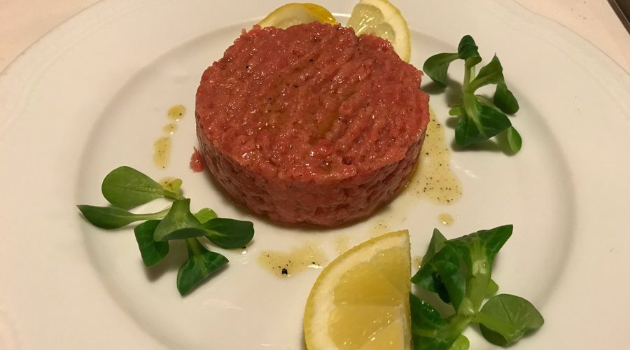 Carne cruda di fassone piemontese battuta al coltello
