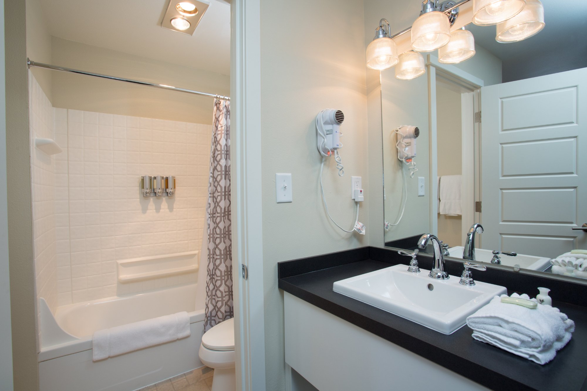 Hotel photo 5 of Pelican Shores Inn.