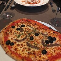 Pizza napolitana en penne arrabiata