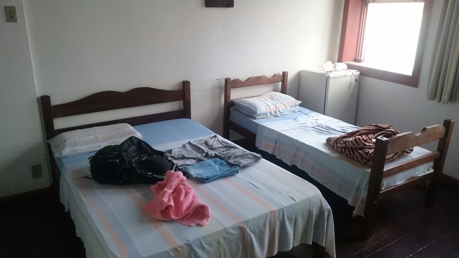 Quarto com frigobar - 2 camas solteiro e 1 cama de casal