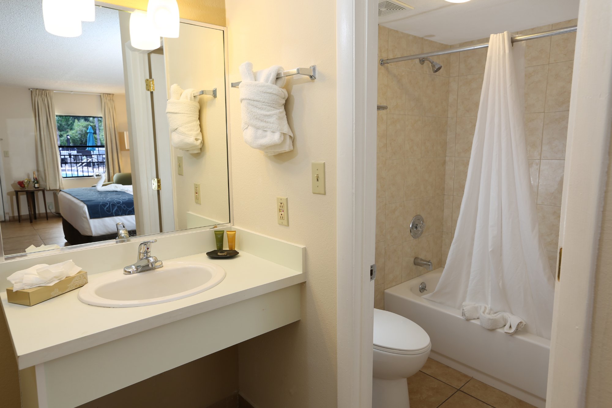 Hotel photo 2 of Seasons Florida Resort.