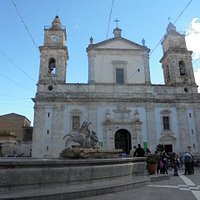 La cattedrale che si affaccia sulla piazza