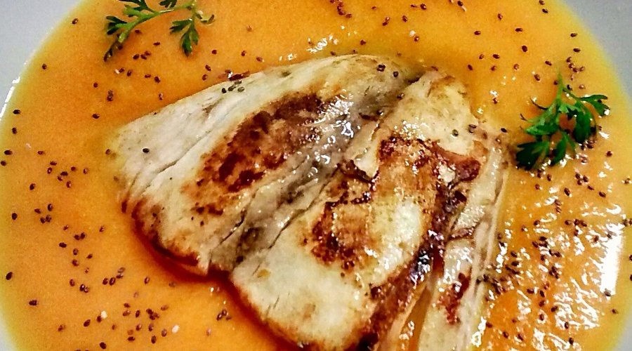 Filetto di ricciola su vellutata di zucca e carota