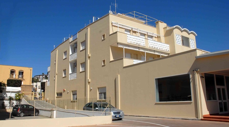Facciata di ponente e parcheggio