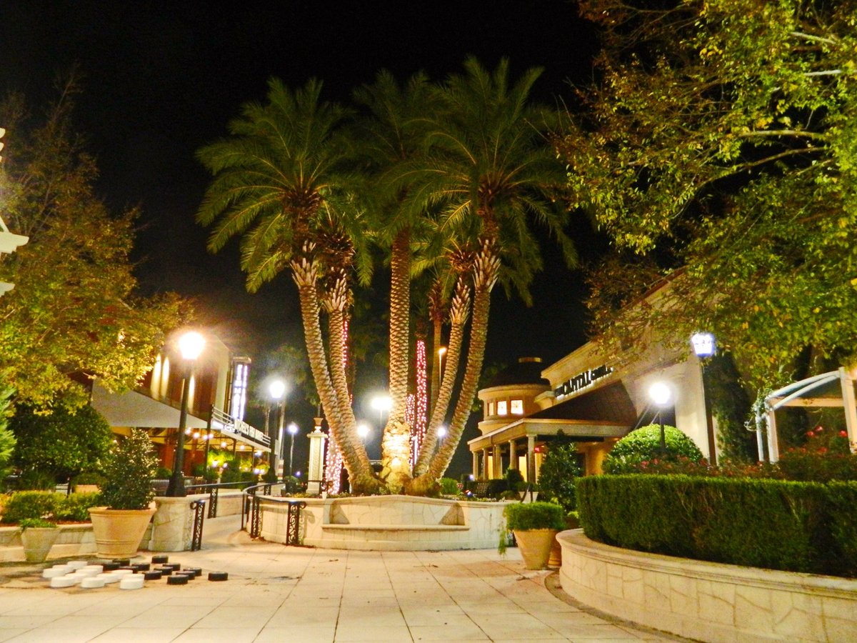 Apple Store, Jacksonville, FL, Outdoor lifestyle center.