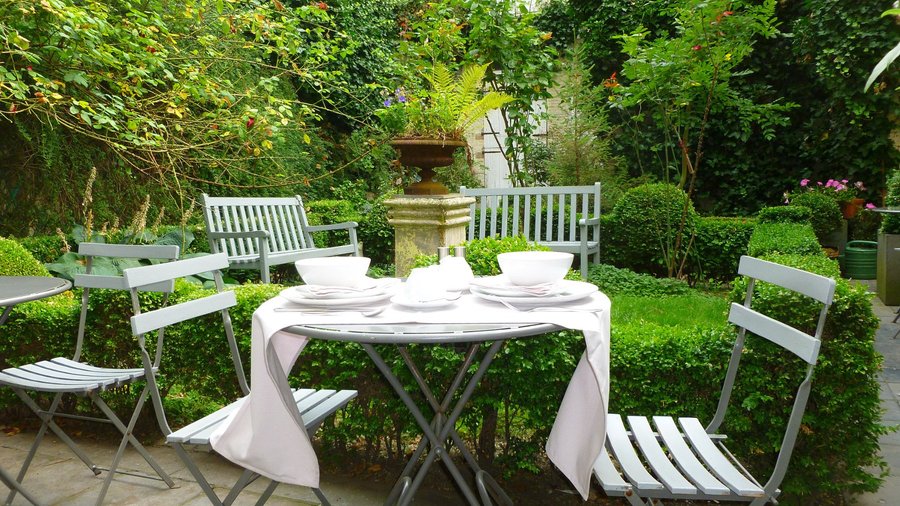 We offer a buffet breakfast with gardenview or to enjoy in the garden  for the joy of all 