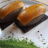 Atún con tofona y llena de huevo, niguiris de crema y chocolate, rolls con un toque de pimiento.
