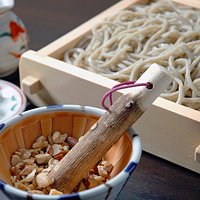 『焙煎木の実のつけせいろ』焙煎した、3種類の木の実を「ごりごり」と擦っていただき、そこへ蕎麦汁を時間が経つごとに木の実の旨みが溶け出し複雑な味を醸し出します