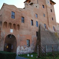 Il possente castello del Borgo, sul lato ovest