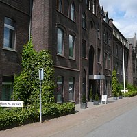 Klosster tegenover de friture
