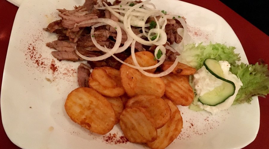 Sogar zum Fasching bei vollem Lokal ist das Essen lecker wie immer! Unbedingt die grünen Bohnen 