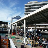 乗り場は屋根が付いているので濡れません