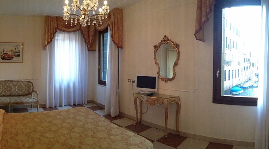Camera superior con vista canale disponibile solo  su  www.hotelbernardi.com 