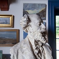 Buste af digteren og maleren Holger Drachmann (1846-1908) i atelieret i Drachmanns Hus.