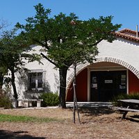 Caveau de l'AOC Lirac, départ de deux sentiers vignerons et aire de pique nique