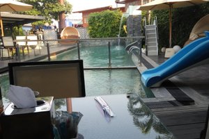 สระว่ายน้ำและชายหาด
